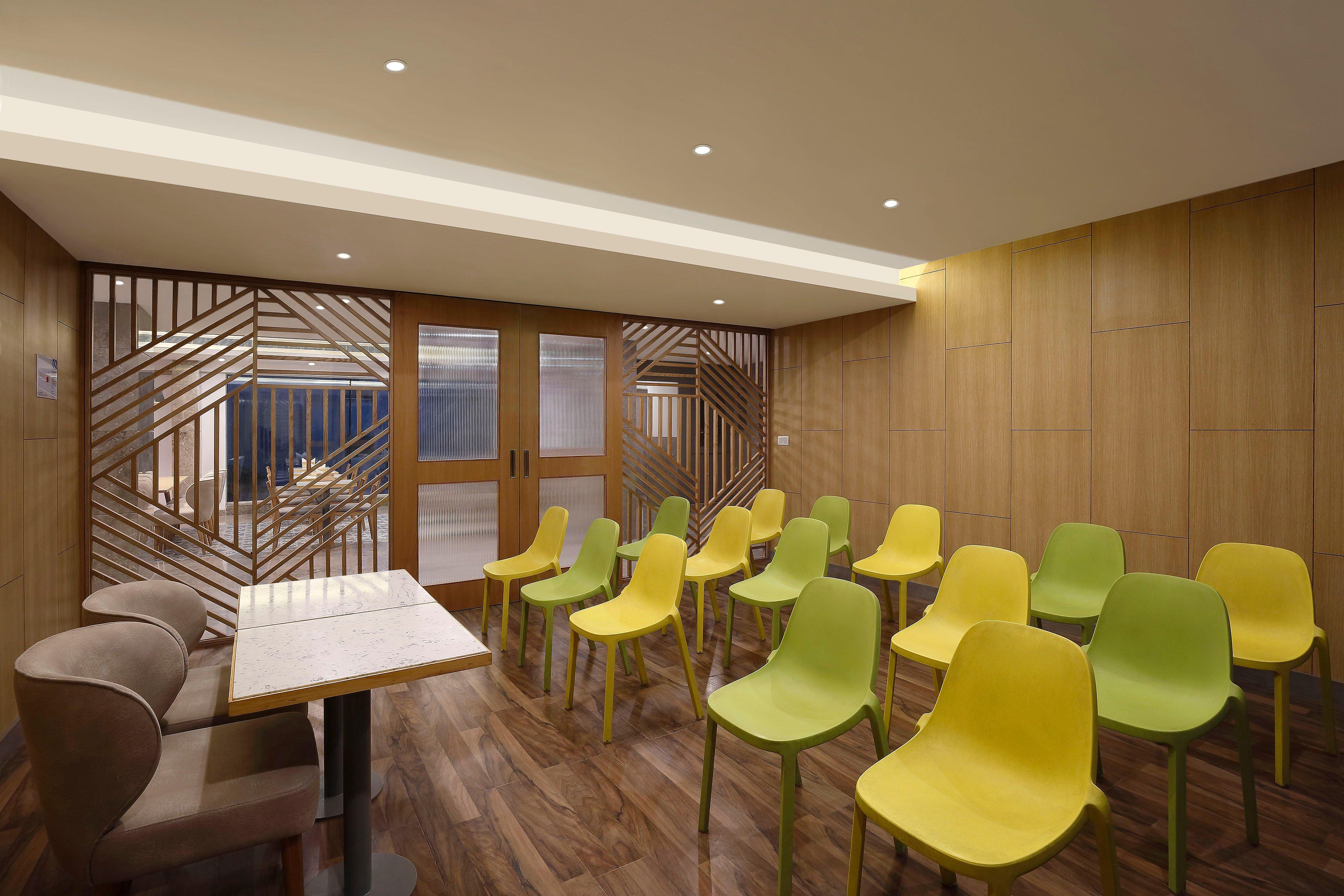 Holiday Inn Express Ahmedabad Prahlad Nagar By Ihg Esterno foto