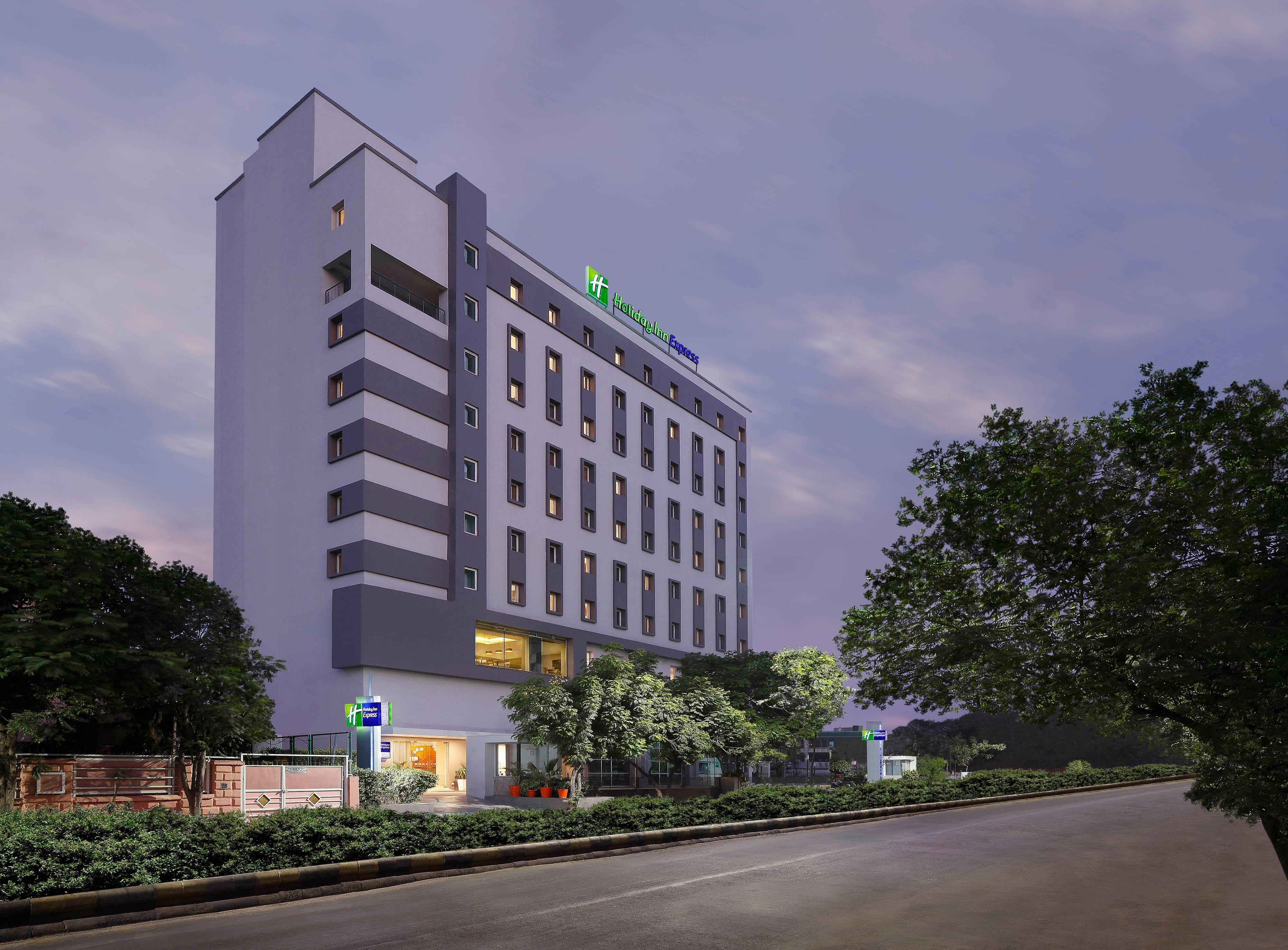 Holiday Inn Express Ahmedabad Prahlad Nagar By Ihg Esterno foto