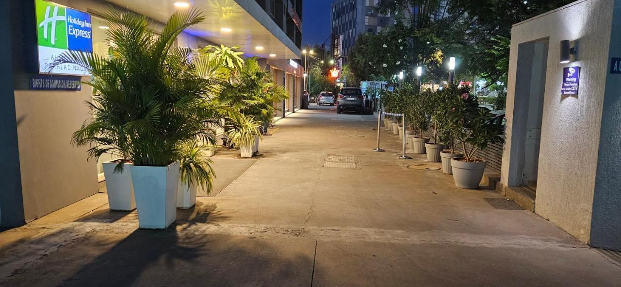 Holiday Inn Express Ahmedabad Prahlad Nagar By Ihg Esterno foto